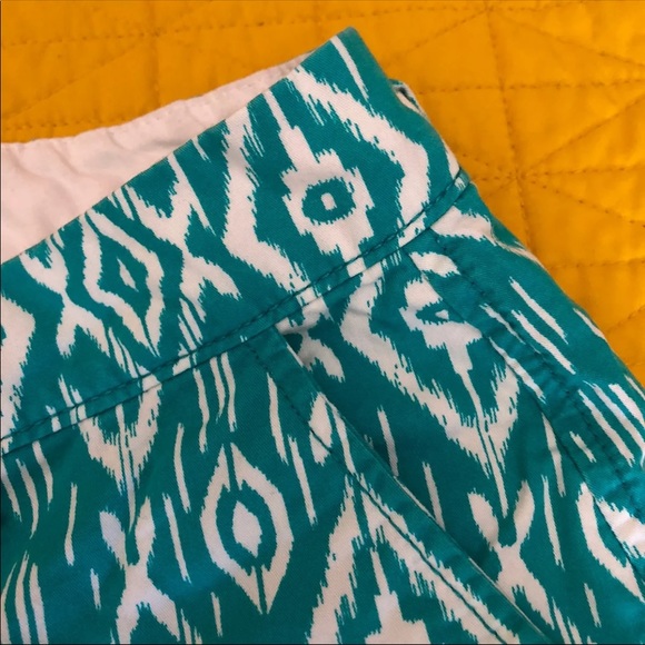 Size 8 Teal and White Geometric Old Navy Shorts - Picture 2 of 3
